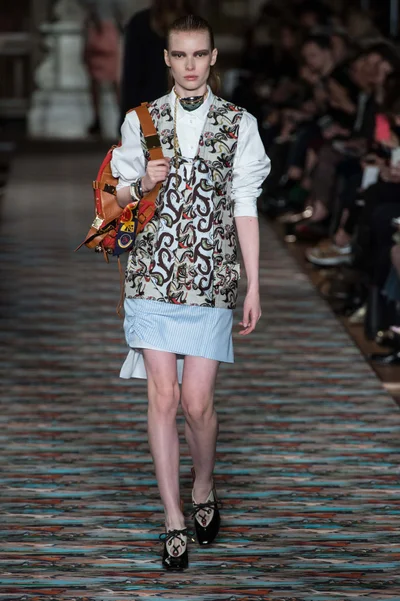 Look 16